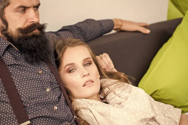 şehvetli çift birlikte dinlenme. Kafede genç çift