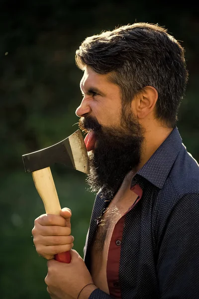 Un homme brutal avec une hache. Homme à hache tranchante — Photo