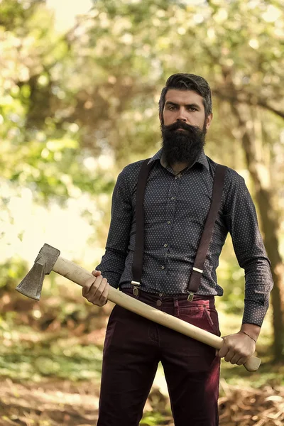 Un hombre brutal con un hacha. Hombre con hacha — Foto de Stock