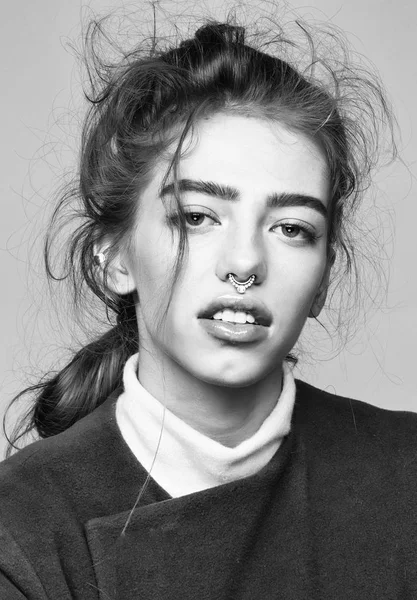 Takı. turuncu ceketli oldukça moda kız