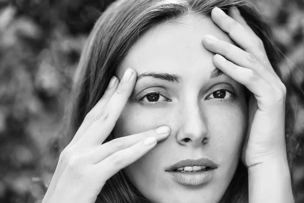 Fashion portrait of a girl. Pretty brunette girl — Stock Photo, Image