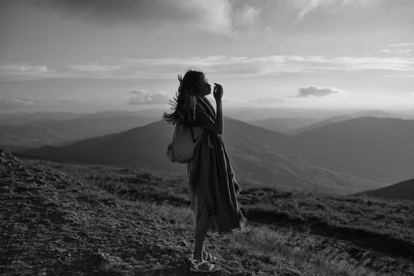 Turist dağlarda. Sırt çantası ile güzel kız uzun yürüyüşe çıkan kimse — Stok fotoğraf