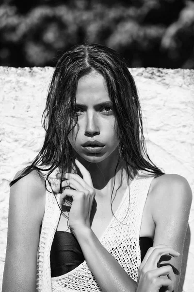 ciddi bir yüz olan kadın