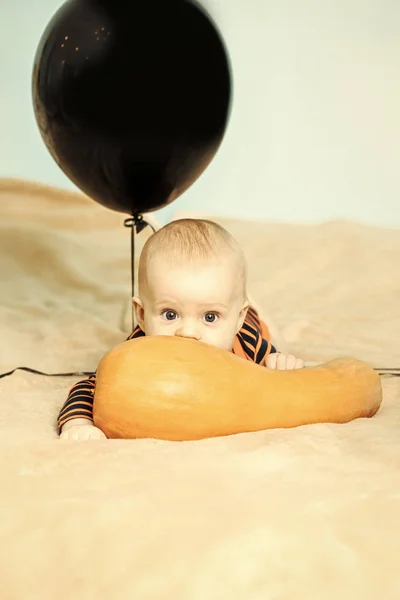 호박과 아이입니다. 귀여운 얼굴을 가진 할로윈 아이. — 스톡 사진