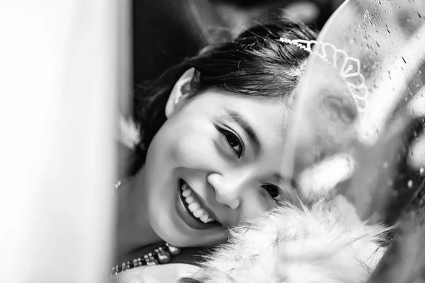 花嫁を幸せであふれています。窓からきれいな花嫁の笑顔 — ストック写真