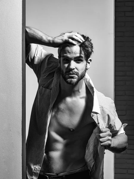 adam uyku. Sarı saçlı yakışıklı adam dokunur