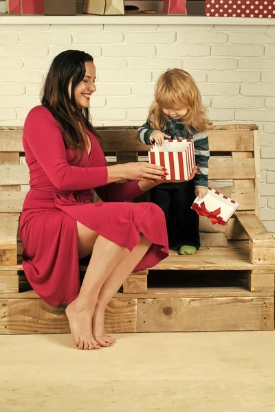 Anne, bir çocuk için bir hediye verir. Noel baba çocuk ve kadın Noel. — Stok fotoğraf