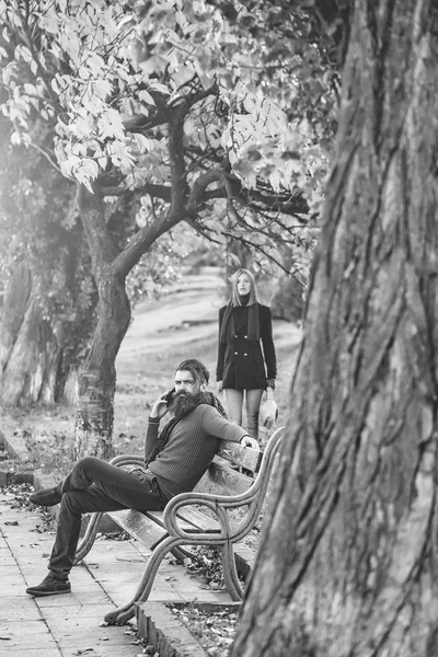 Homem e mulher num encontro. Homem fala ao telefone — Fotografia de Stock