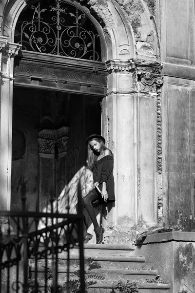 Ritratto di moda di una ragazza sullo sfondo di un vecchio edificio. donna alla moda vicino a vecchio edificio — Foto Stock