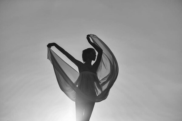 женский силуэт. Силуэт девушки на закате
