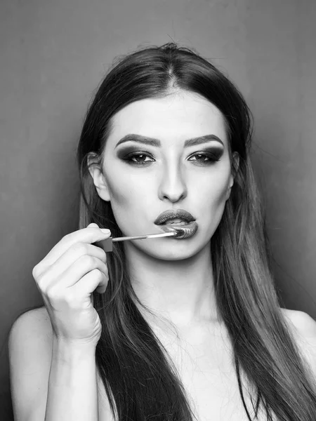 Seksikäs nainen beige huulipuna — kuvapankkivalokuva