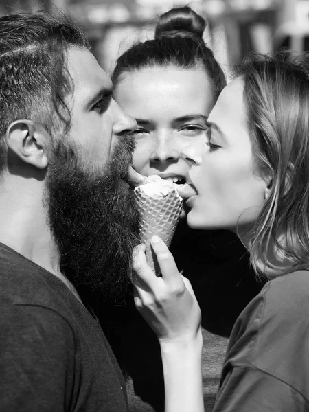 Férias, dieta, refrigeração. Amigos comer saboroso cone de sorvete — Fotografia de Stock
