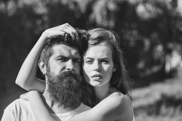 Yeşil çimenlerin üzerinde seksi genç Çift