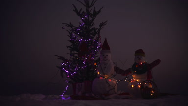 Mutlu yeni yıl kardan adam ile. Snowmans mutlu çift. Snowmans kutlama