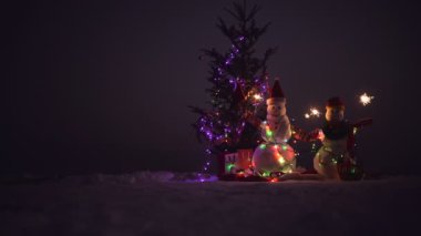 Mutlu Noeller ve mutlu yeni yıl. Noel mutlu kardan adam kışın ayakta manzara. Mutlu yeni yıl kardan adam ile. Snowmans mutlu çift. Snowmans kutlama