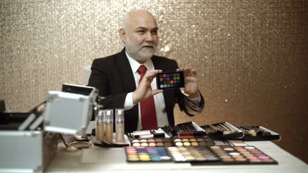 Professionelle Make-up-Artist zeigt Halten colorchecker — Stockvideo