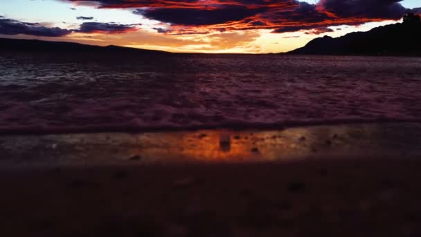 Silueta walkinglegs sobre fondo de la puesta del sol del mar. Piernas de silueta en la puesta de sol del mar. Puesta de sol en la playa con hermoso cielo. Puesta de sol marina . — Vídeo de stock