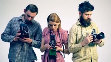 Üç fotoğrafçılar eski fotoğraf makinesi vasıl arıyoruz. Fotoğrafçılar.