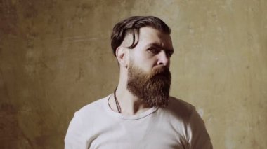 adam üzerinde eğilir ve kendini yüzünde bir sıçrama serin, taze su ile gençleştirir.