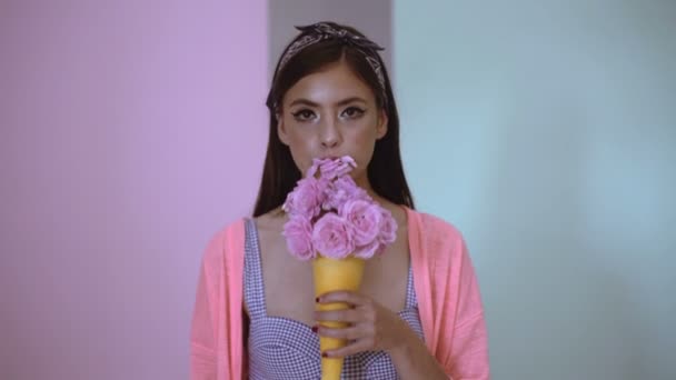 花束と官能的な女性。バラの花束を持つ女性。バラを食べる女子高生 — ストック動画