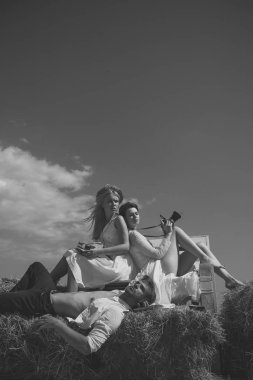 yaz tatil kavramı. Vintage daktilo ile sarışın kız