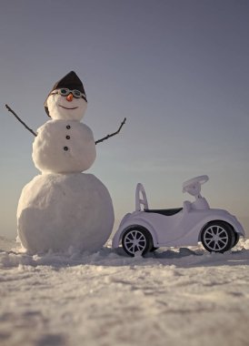 kardan adam sürücü. Yeni yıl kardan adam pilot şapka ve gözlük.