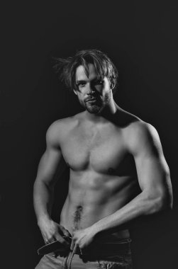 seksi erkek striptizci. Yakışıklı adamla çıplak, kaslı gövde altı paketleri ile