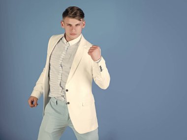 adam gücünü gösterir. Kazanan jestle bağıran adam