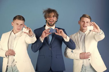 Bir grup insan mavi arka plan üzerinde gülümseyen