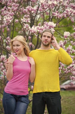 Aşk ve romantizm, ilişki. Çift çiçek çiçek aşık, bahar.