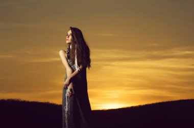 güzel gün batımı ve gün batımı arka plan üzerinde kız. pastoral sunset Bulvarında poz kadın