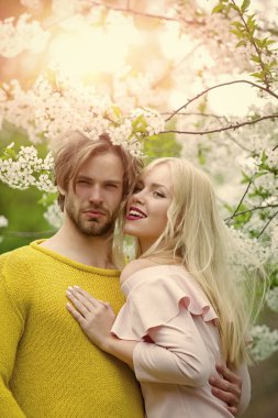 Aşk ve romantizm, ilişki, mutlu çift. Erkek ve kadın bahar, Paskalya.