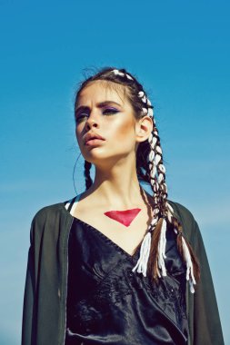 askeri tarzı. makyaj ve saç üzerinde mavi gökyüzü ile kadın