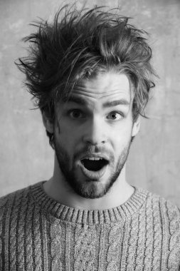 şık saç ve sakal ile şaşırmış adam