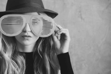 komik Gözlüklü kız. komik gözlük ve yeşil hat ile genç kız şirin moda