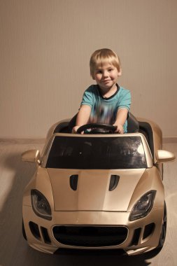Seyahat ve eğitim. Mutlu çocuk oyuncak araba.