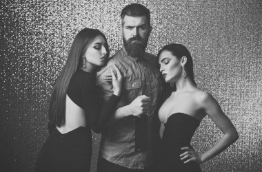 ihanet ve vatana ihanet. Glitter arka plan üzerinde kadınlarla sakallı adam