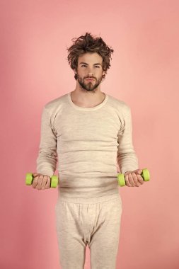 Sabah egzersizleri. Barbell ile iç çamaşırı eğitim atlet.