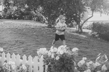 Çocuk oyun yeşil çimenlerin üzerinde topu ile pastoral gün