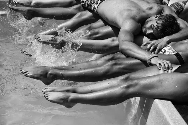 Letní odpočinek. Muž leží na ženské nohy — Stock fotografie