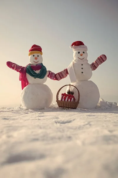 Kerst sneeuwpop paar met huidige vak in de mand — Stockfoto