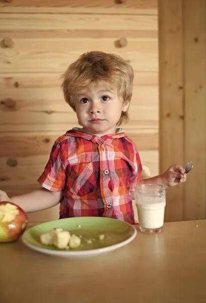 Niño come su desayuno. Alimentos saludables y vitaminas . — Foto de Stock