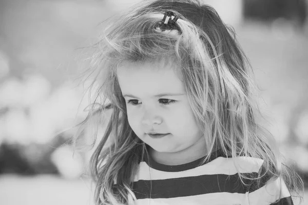 Çocuk düşündü. Yürümeye başlayan çocuk ve Bebek Bakımı.