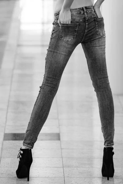 Werbung Jeans. modische Frau oder Mädchen in blauen Jeans und Schuhen — Stockfoto