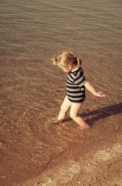 Niño está descansando en la playa. Niño caminar en aguas cristalinas en la playa del mar — Foto de Stock