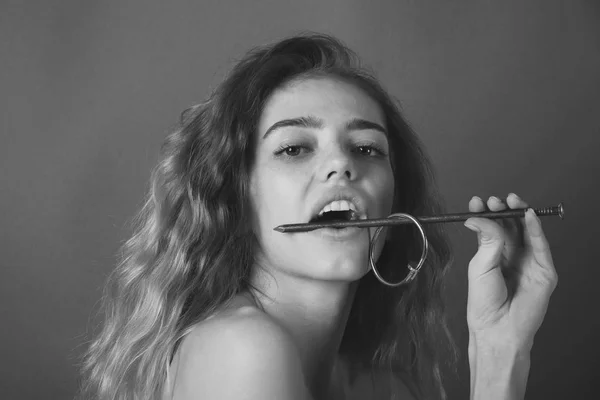 Mulher sensual. mulher com unha metálica na boca mostrando dentes saudáveis — Fotografia de Stock