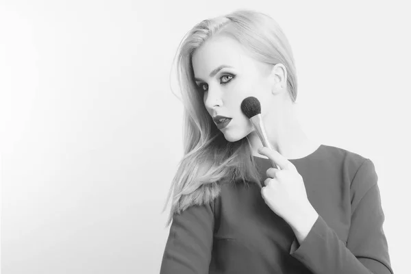 Retrato de moda de belleza. modelo de moda con pincel de polvo aplicando maquillaje en la cara — Foto de Stock