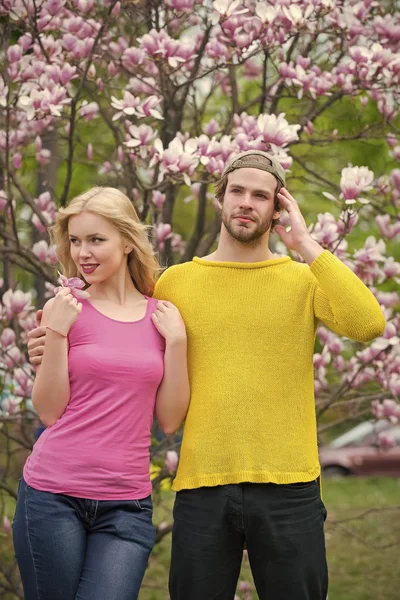 Aşk ve romantizm, ilişki. Çift çiçek çiçek aşık, bahar.