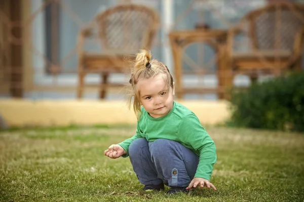 Concetto di infanzia e cura del bambino . — Foto Stock