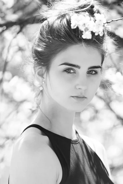 Retrato de moda de beleza. Mulher bonita com olhos azuis posando entre flores brancas, florescentes — Fotografia de Stock